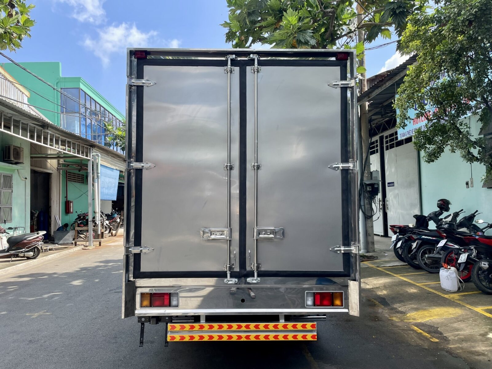 Xe tải ISUZU 1.9 tấn thùng kín
