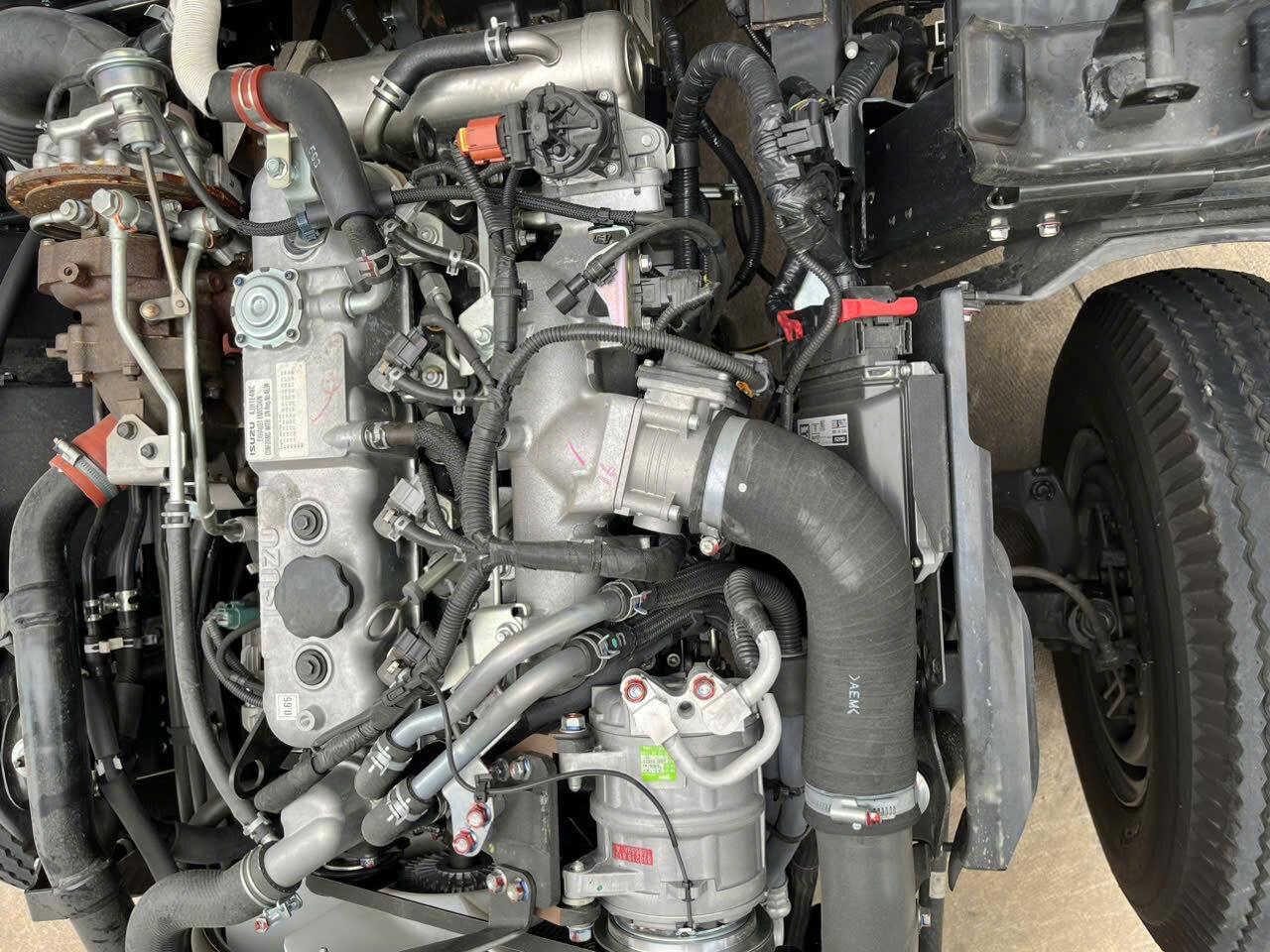 Xe tải Isuzu 2T4 tấn thùng kín