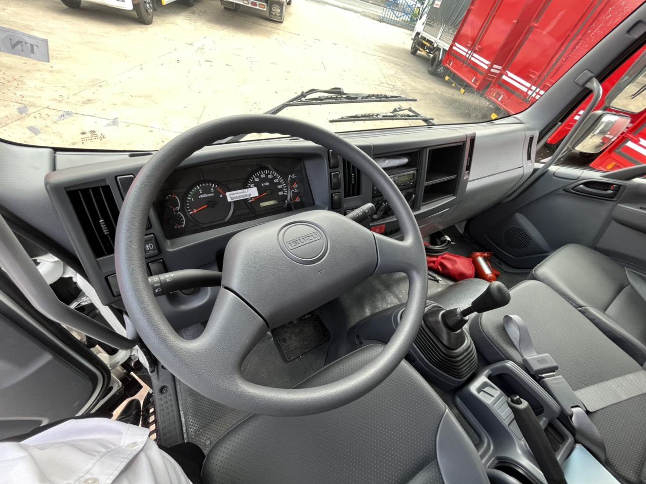 Xe tải Isuzu chở gia cầm 5 tấn